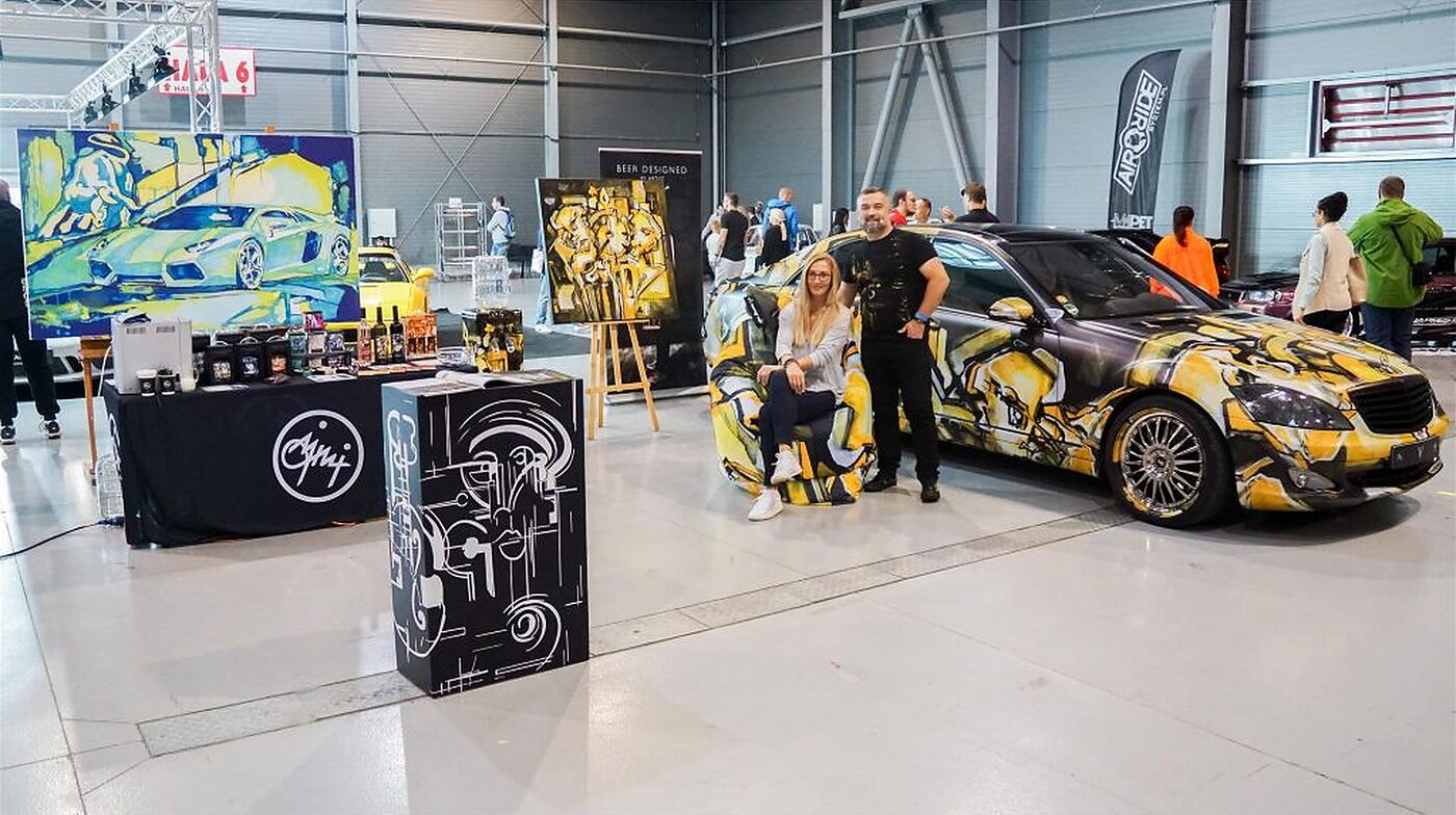 Fahrzeug und Werke am Stand, Escape6 Car Festival, Prag