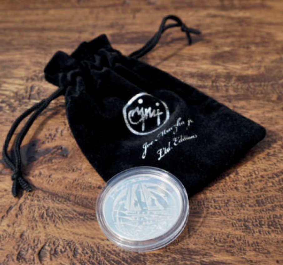 Velvet pouch with the JMJ monogram and a silver coin with a motif by Joe Muczka jr.