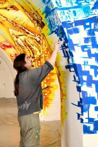 Joe Muczka jr. painting a pillar in the Episcopal Seminary Würzburg