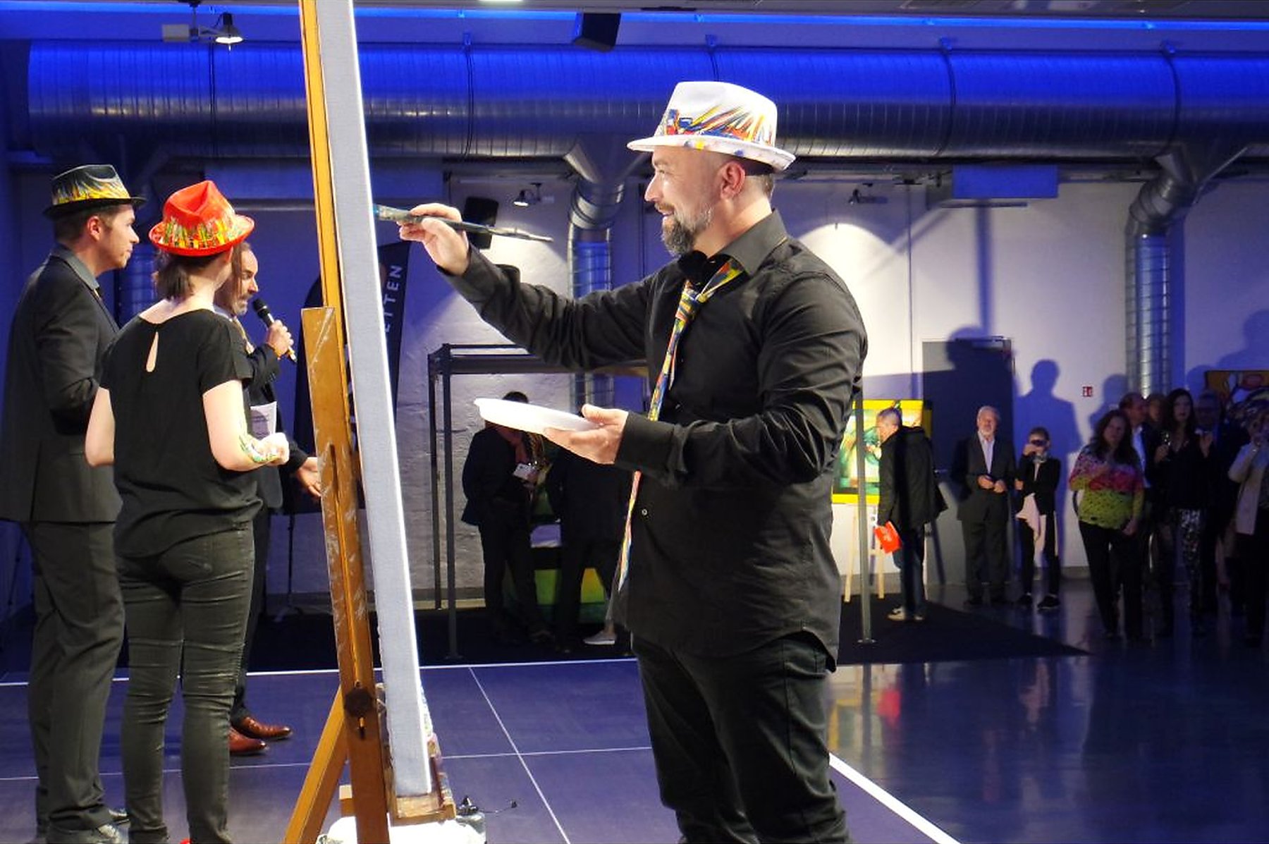 Joe Muczka jr. painting on canvas in front of an audience, Vogel Convention Center Würzburg