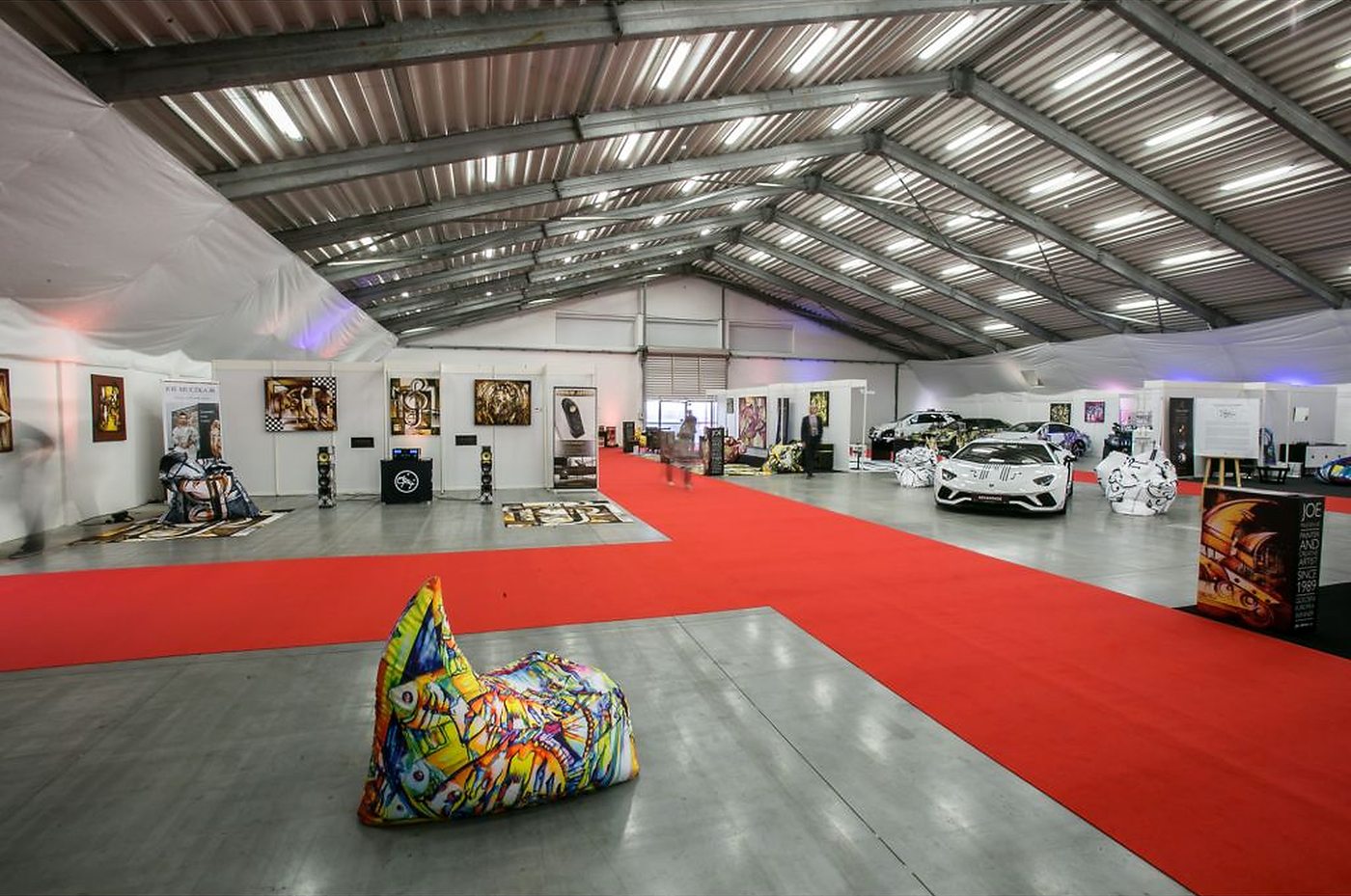 Innenansicht der Muczka Hall an der PVA Expo Prag mit Werken von Joe Muczka jr.